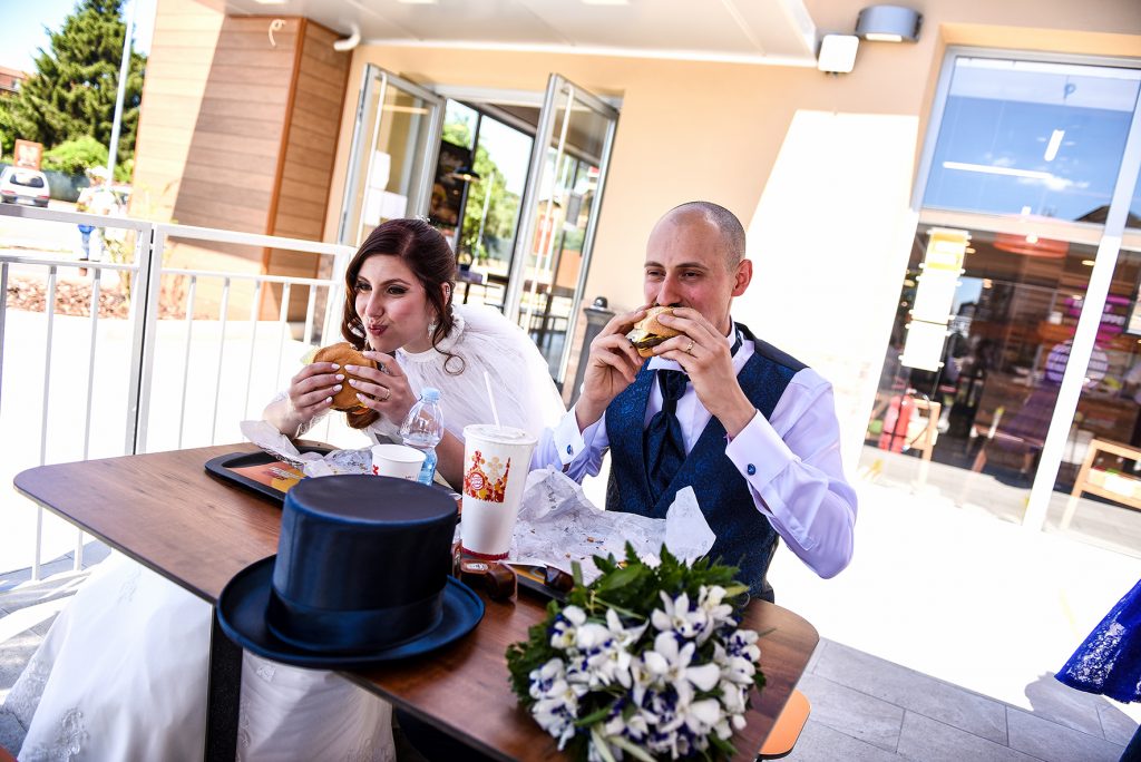 In questa foto di Leonardo Lolli gli sposi mangiano in un fast food   