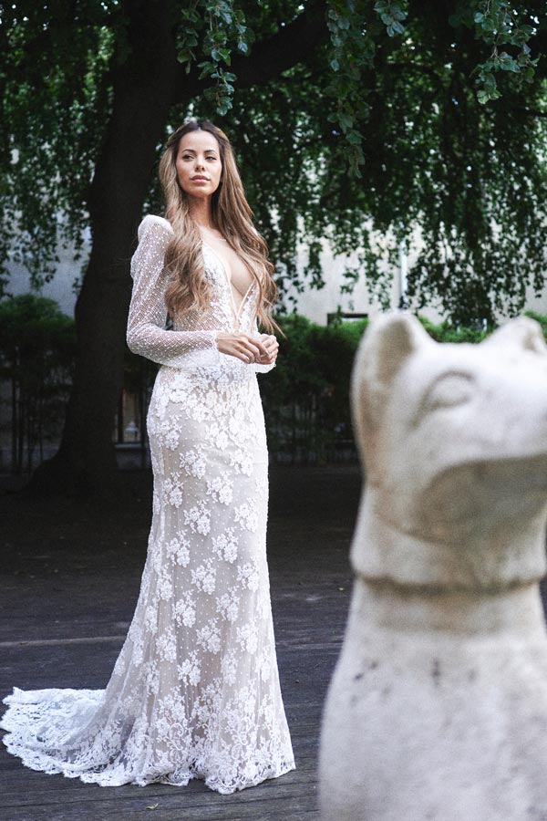 In questa foto un modello a sirena in pizzo con una scollatura profonda della collezione Michela Ferriero 2022