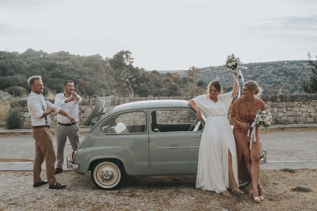 In questa foto di  Nunzio Bruno gli sposi e una coppia di amici posano davanti ad una Cinquecento antica