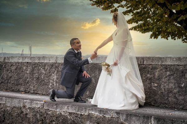 Uno sposo fa la proposta di matrimonio alla sua futura sposa