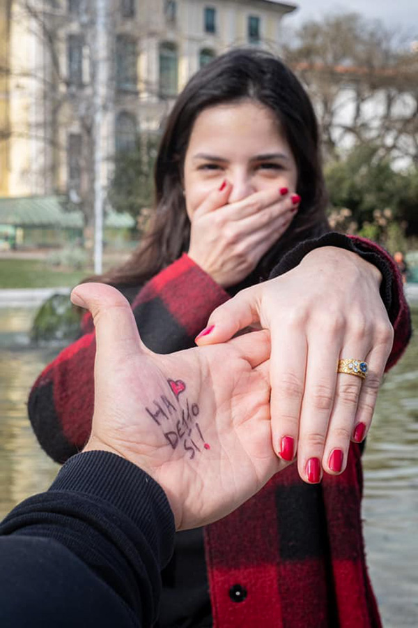 In questa foto una proposta di matrimonio accettata