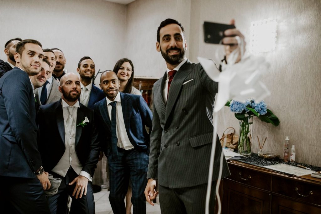 In questa foto di Valerio Pantani photography il selfie dello sposo con un gruppo di amici 