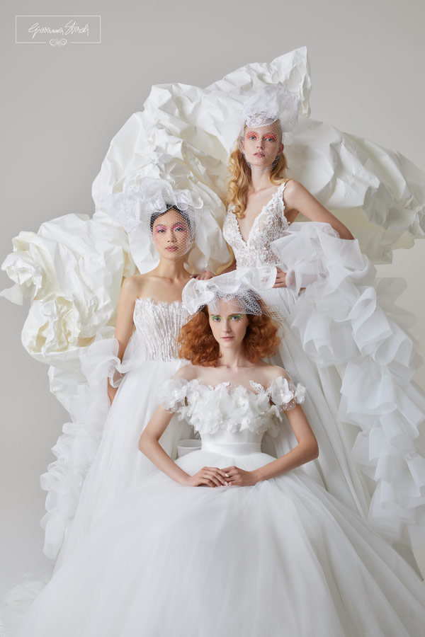 In questa foto tre modelle indossano abiti da sposa Giovanna Sbiroli 2022, linea di Maison Signore