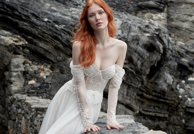 In questa foto una modella indossa un abito da sposa della collezione Victoria F 2022 di Maison Signore