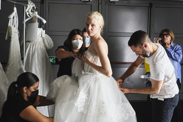 In questa foto un abito con bustier in pizzo della collezione Blumarine Sposa 2022