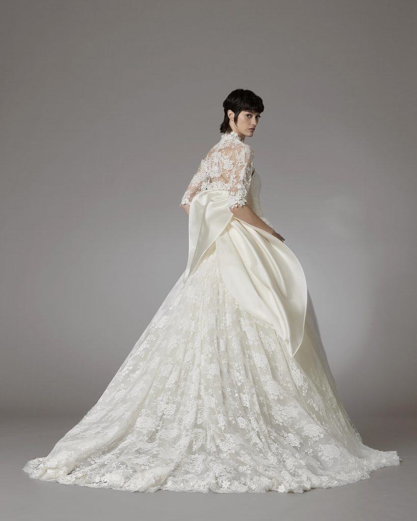 In questo scatto un abito in pizzo delal collezione sposa Antonio Riva 2022