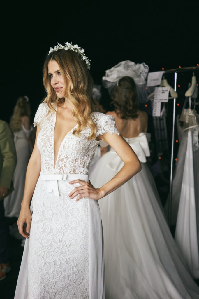 In questa foto un abito in pizzo delle collezioni sposa Maison Signore 2022