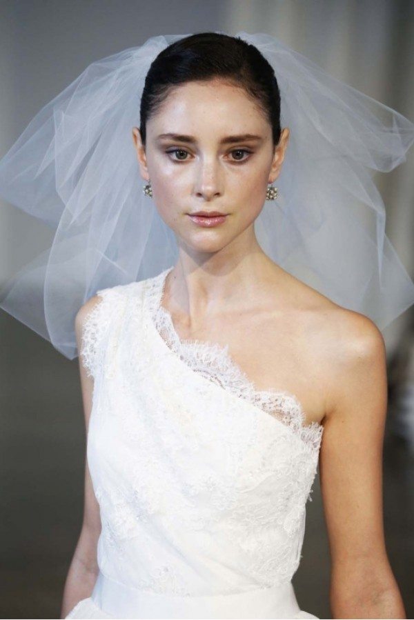 In questa foto una modella indossa un  velo da sposa Flyaway in tulle di seta