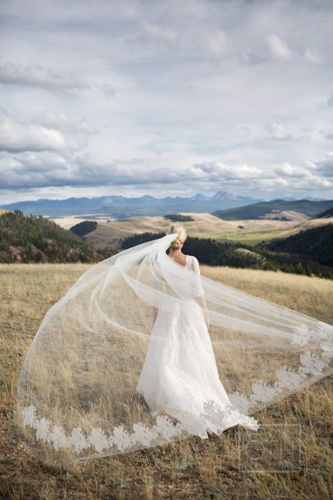 In questa foto una sposa ripresa di spalle su un campo di grano 