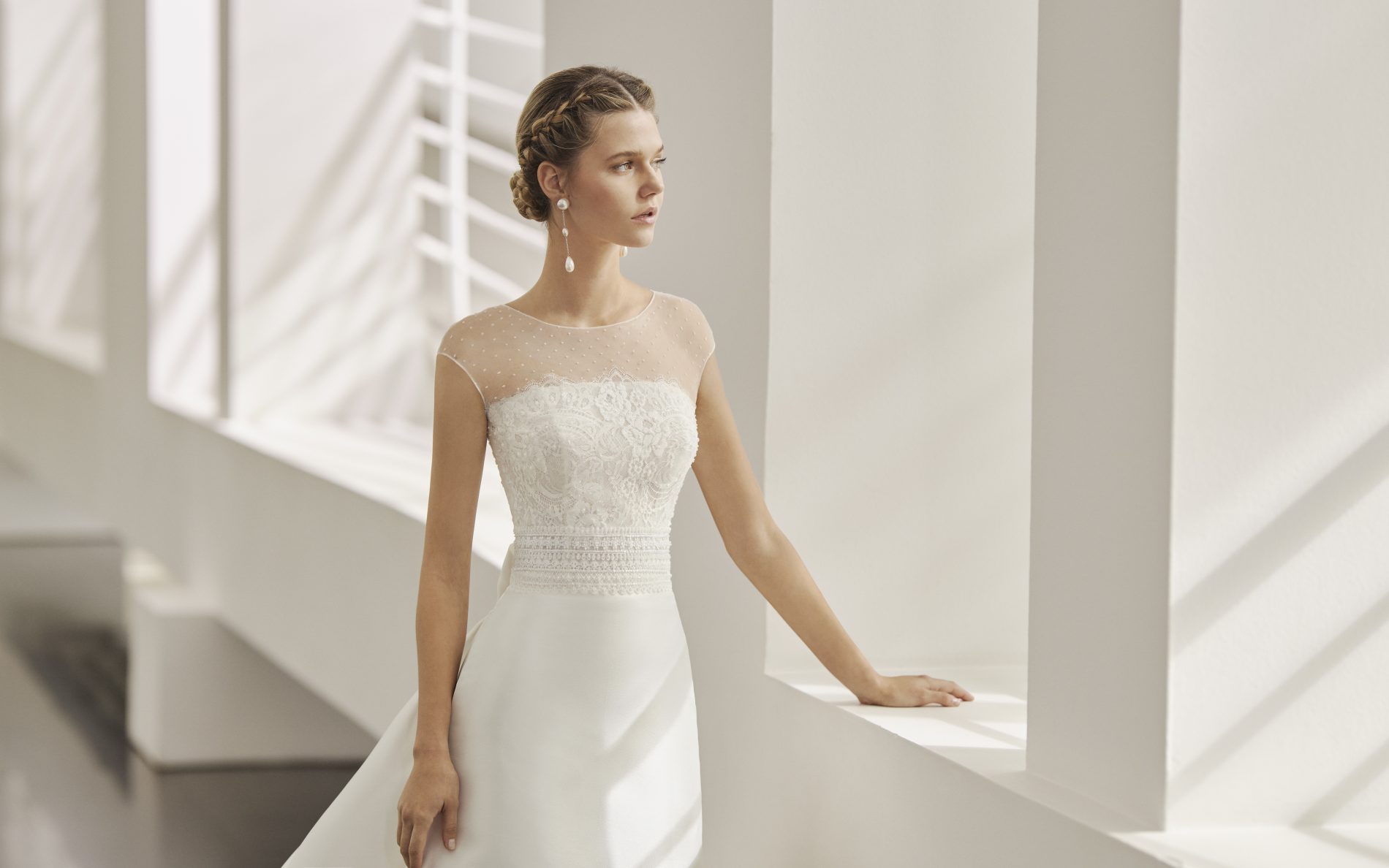 Vestiti da sposa Rosa Clará 2022, clean look a tutta eleganza