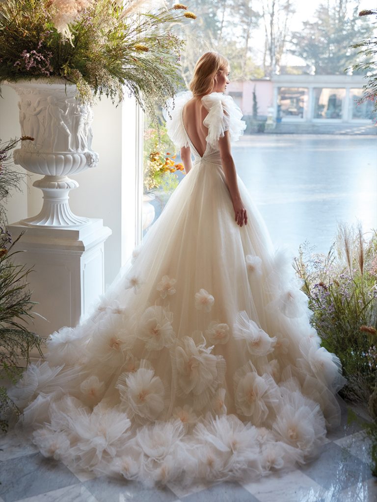 In questa foto un abito da sposa con effetto floreale in 3D della collezione Nicole Colet 2022 