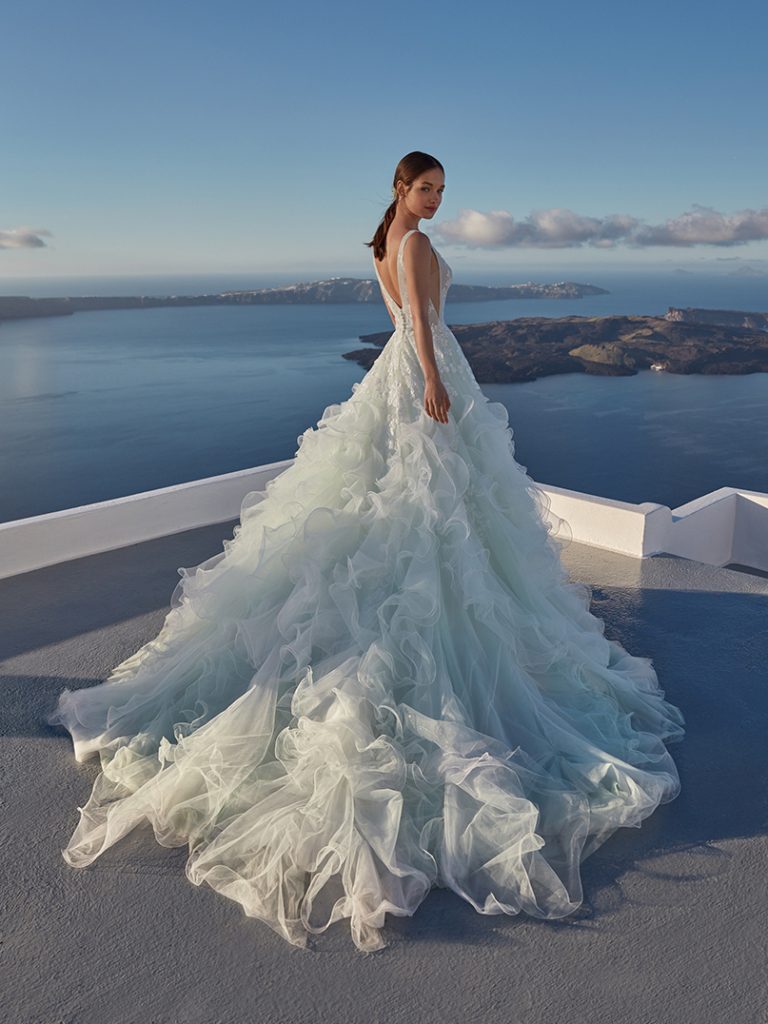 In questa foto un abito da sposa della collezione firmata da Nicole Cavallo