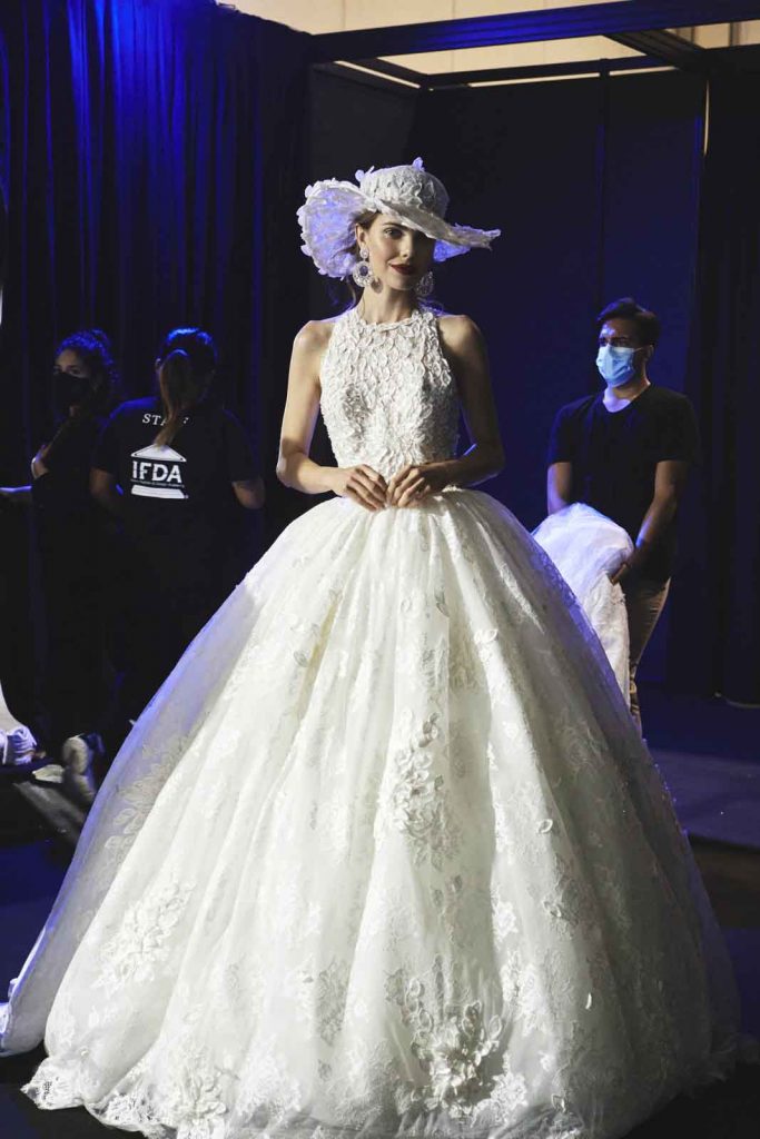 In questa foto un abito da sposa con corpetto in pizzo e ricami sulla gonna firmato dalla maison italiana