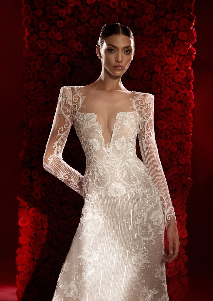 In questa foto un abito con scollatura profonda della collezione Atelier Pronovias 2022