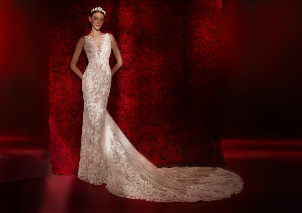 In questa foto un abito a sirena in pizzo della collezione Atelier Pronovias 2022