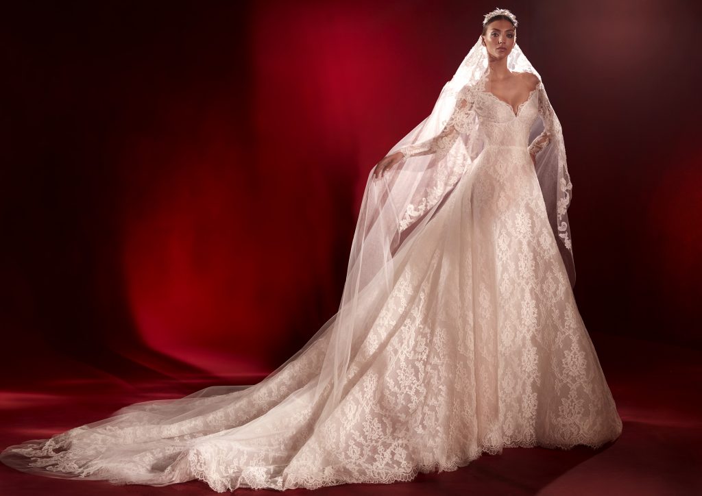 In questa foto un abito regale in pizzo della collezione Atelier Pronovias 2022