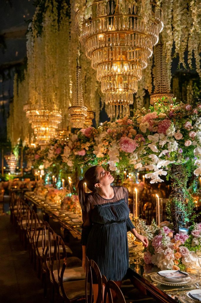 In questa immagine Eva Presutti ad un suo evento con un magnifico tavolo ricolmo di fiori freschi