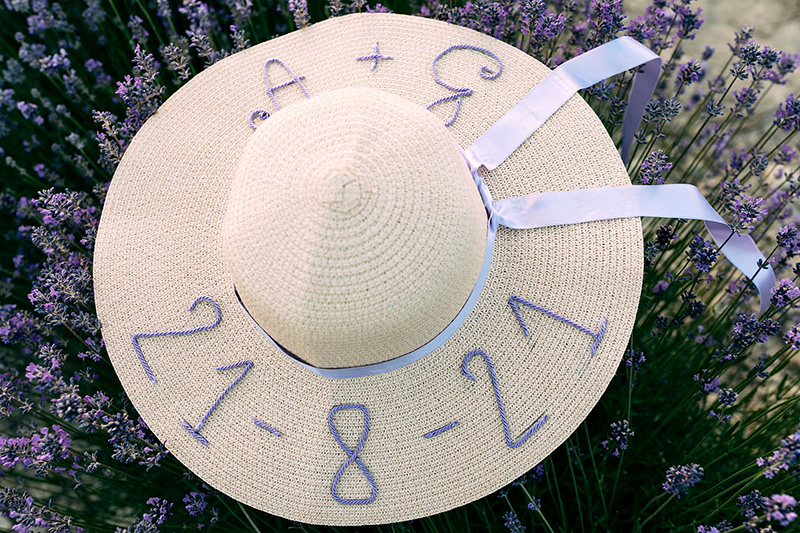 In questa foto un cappello con la data di matrimonio di Andrea e Giorgia