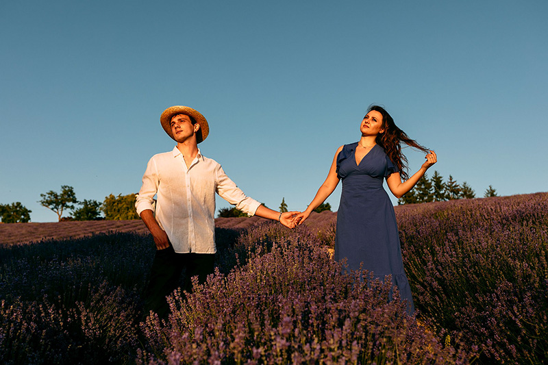 In questa foto Andrea e Giorgia in un campo di lavanda