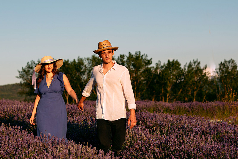 I futuri sposi nel campo di lavanda