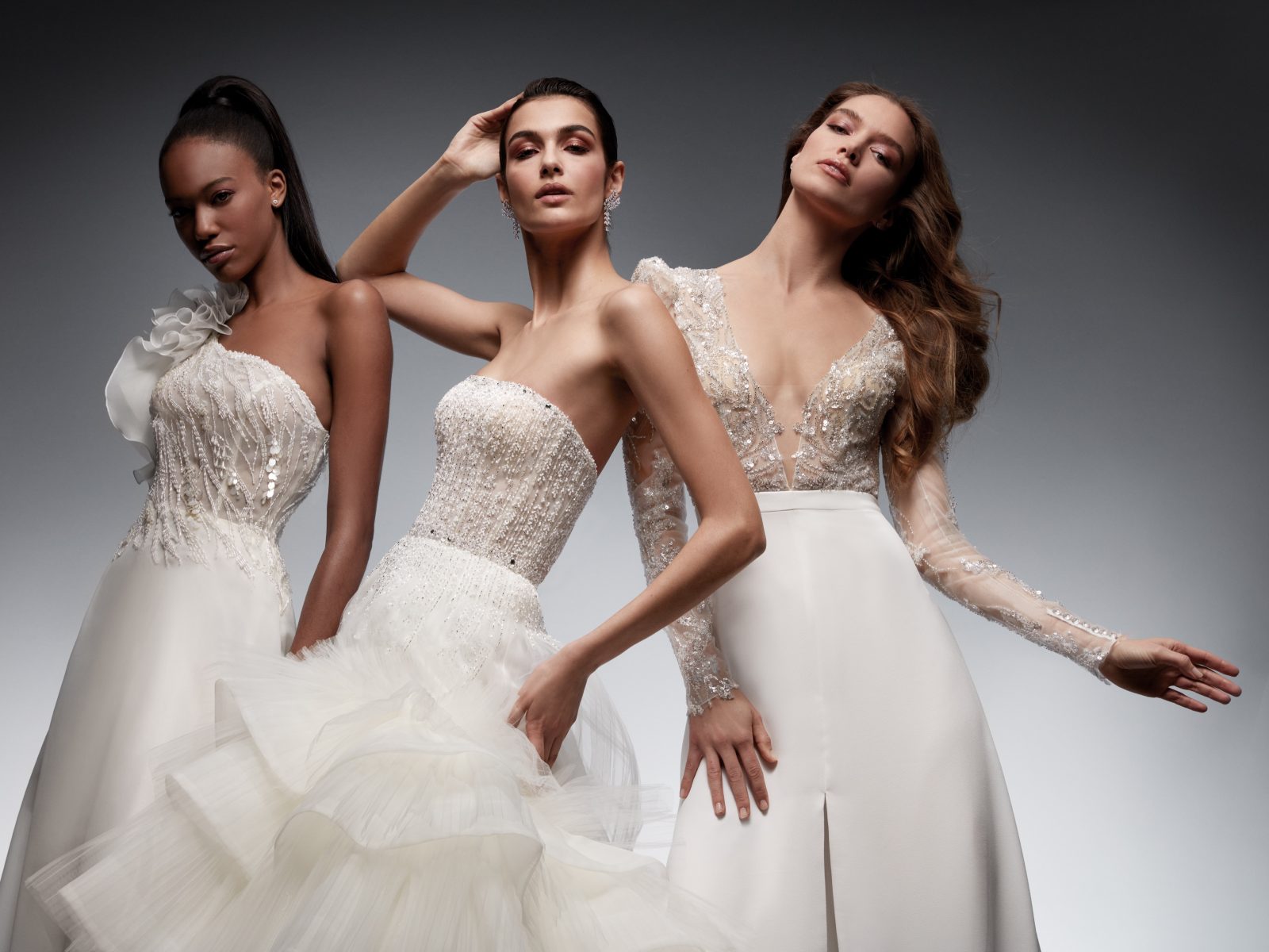 In questa foto tre modelle posano indossando 3 abiti da sposa Nicole 2022, della linea Couture