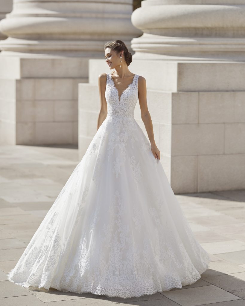 In questa immagine un vestito da sposa Rosa Clará 2022 della linea Couture interamente ricamato in pizzo