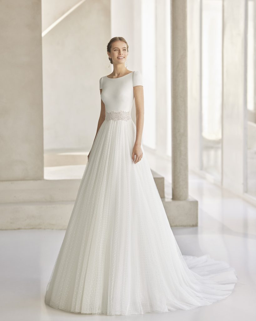 In questa immagine un vestito da sposa Rosa Clará 2022 della linea Couture