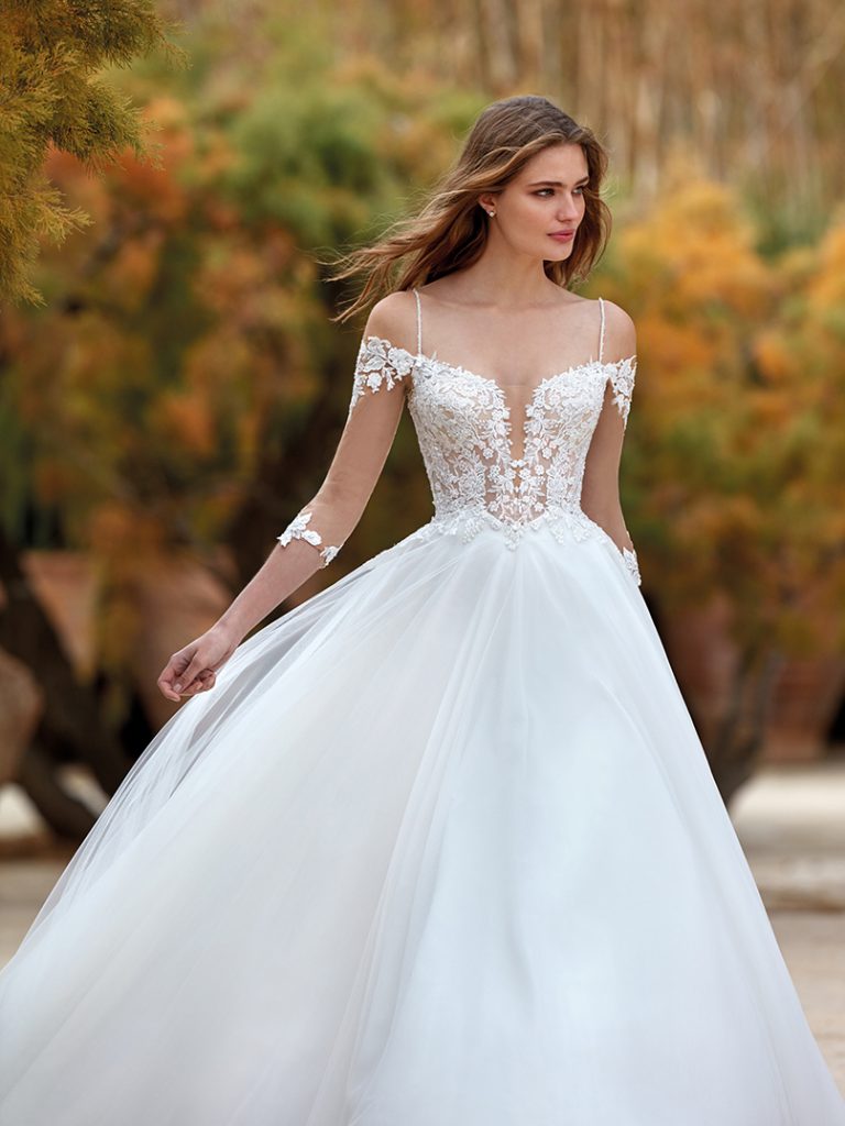 In questa foto un abito da sposa della collezione Nicole Aurora 2022 con corpetto in pizzo e gonna in seta