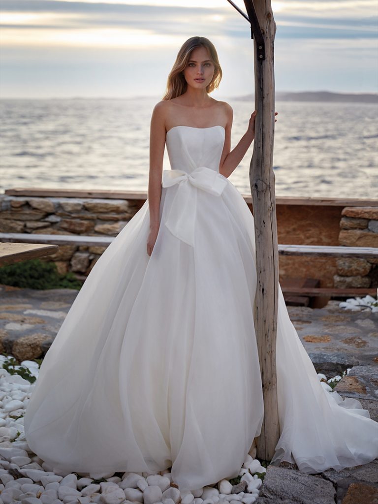 In questa foto un abito da sposa della collezione Nicole Aurora 2022 con fiocco in vita