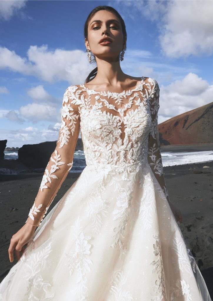 In questa immagine un modello in pizzo della collezione di abiti da sposa Pronovias 2022