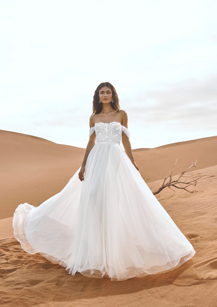 In questa immagine un modello realizzato con tessuti leggeri e preziosi della collezione di abiti da sposa Pronovias 2022