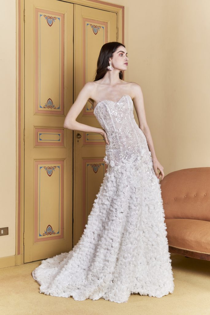 In questa foto una modella indossa un abito a sirena della nuova collezione sposa carlo pignatelli 2022