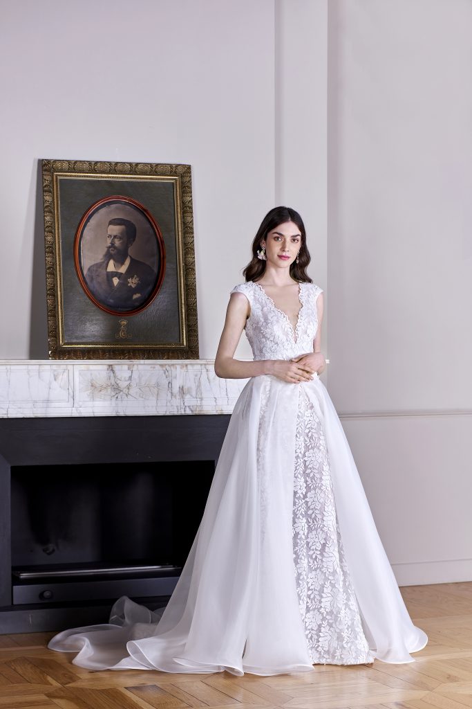 In questa foto una modella indossa un abito della nuova collezione sposa carlo pignatelli 2022 con stampa floreale