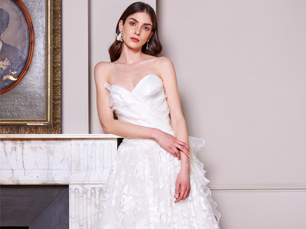 In questa foto una modella indossa un abito della nuova collezione sposa carlo pignatelli 2022