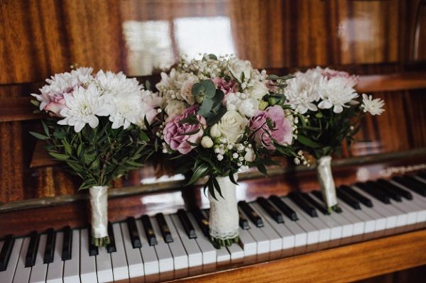 In questa foto un bouquet su un pianoforte 