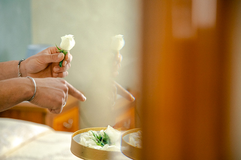 In questa foto la Wedding Planner Alida Stella di Sogna & Realizza al lavoro, mentre sistema dei fiori bianchi