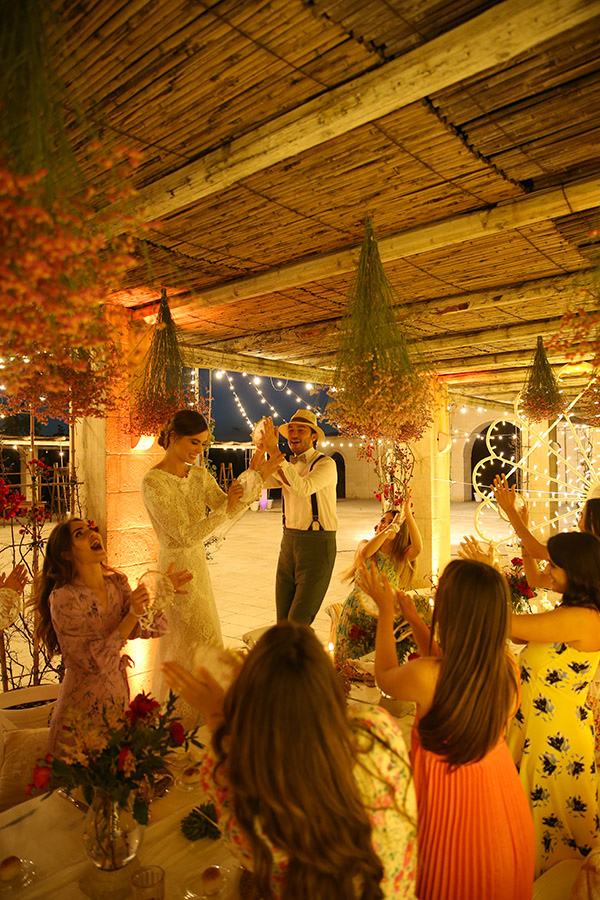 Un matrimonio allegro. Gli sposi ballano tra luminarie e mazzi di lavanda