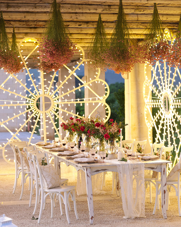 Luminarie, mazzi di lavanda e un allestimento in stile easy chic