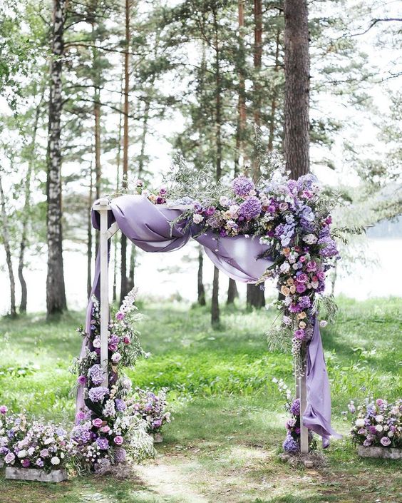 In questa foto un arco per matrimonio civile nei toni del lilla e del viola