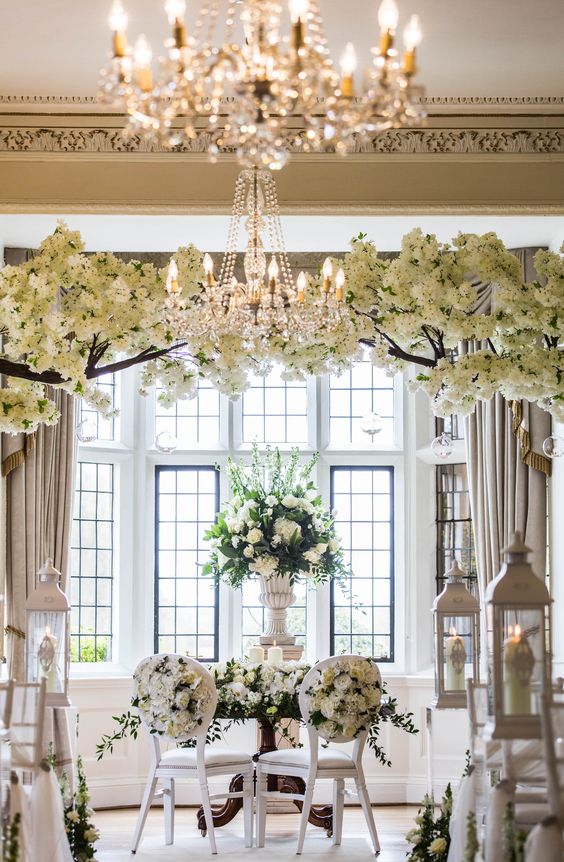 In questa foto l'allestimento di un matrimonio civile nella sala di una villa con fiori bianchi e lanterne