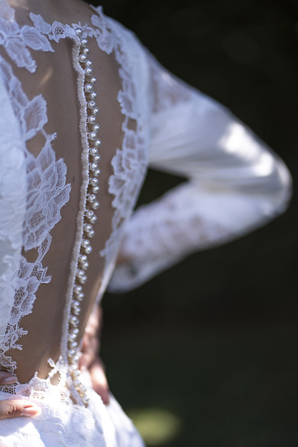 Un particolare dell'abbottonatura di uno degli abiti da sposa Angela Chiara Cernuto