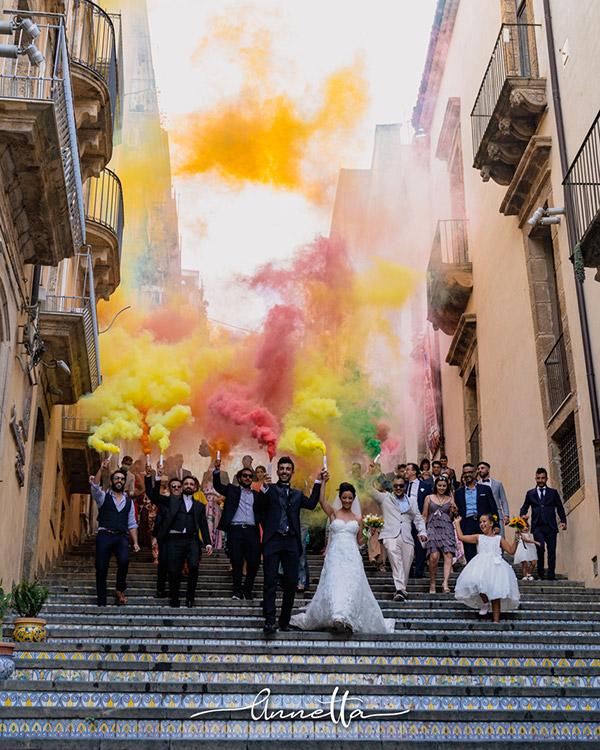 In questa foto un colorato corteo nuziale a Caltagirone