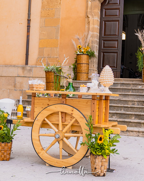 In questa foto un carretto siciliano diventa un allestimento per nozze uniche 