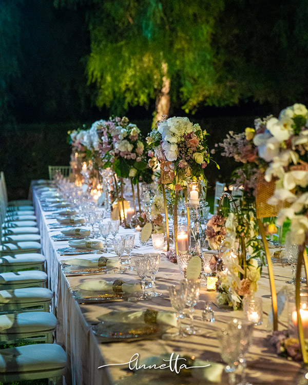 In questa foto un'elegante mise en place dai toni del rosa 