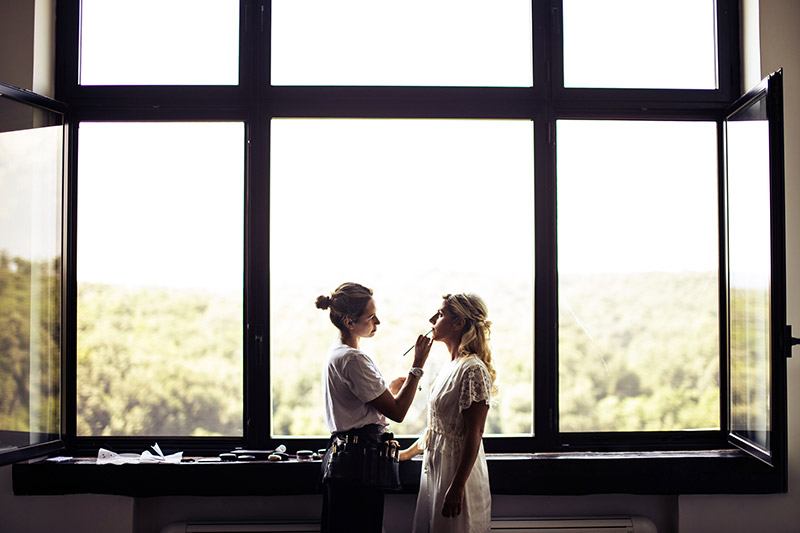 Una sposa si prepara per il grande giorno in uno degli scatti di Entire for Wedding