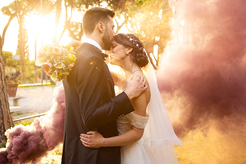 Due sposi ritratti da Entire for Wedding in un momento di tenerezza appena dopo la cerimonia di nozze