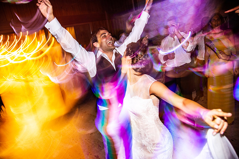 In questa foto i balli scatenati degli sposi durante il ricevimento di nozze