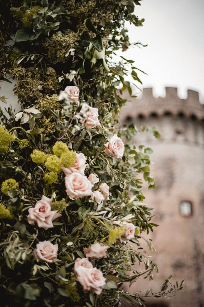 In questa immagine l'allestimento floreale delle nozze.