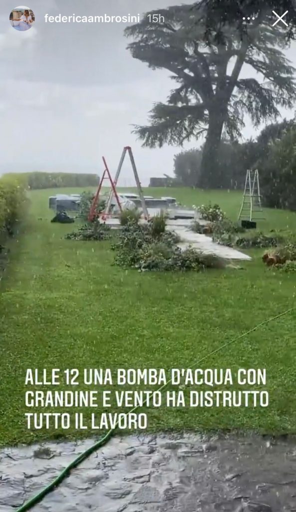 In questa immagine l'allestimento distrutto dalla tempesta.