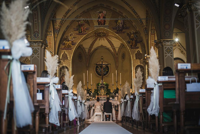 Un rito religioso in chiesa in un matrimonio organizzato da Giorgia Planner